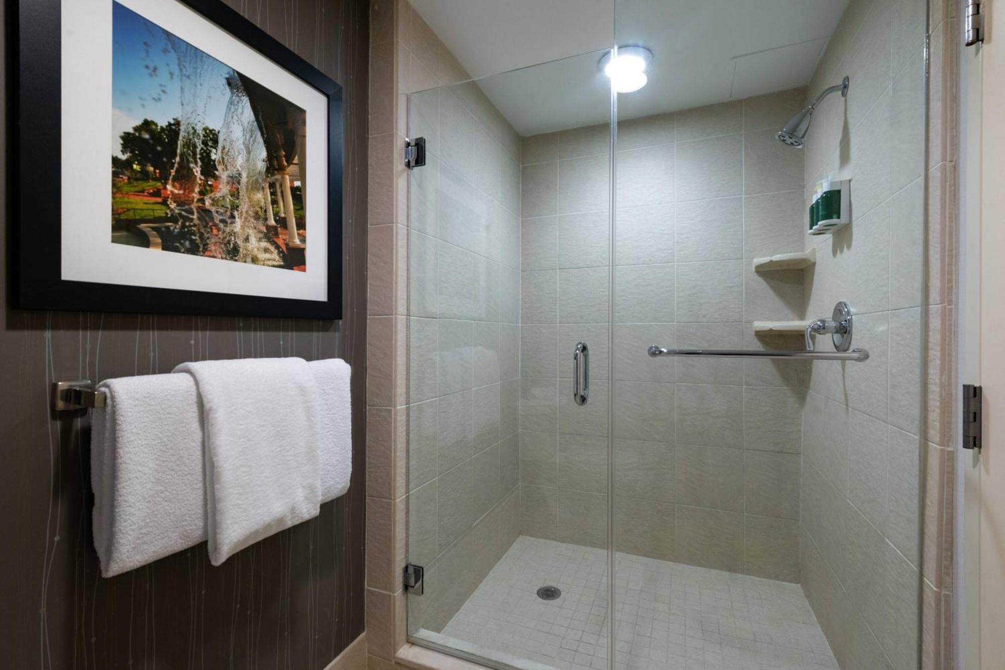 Courtyard High Point Hotel Bagian luar foto